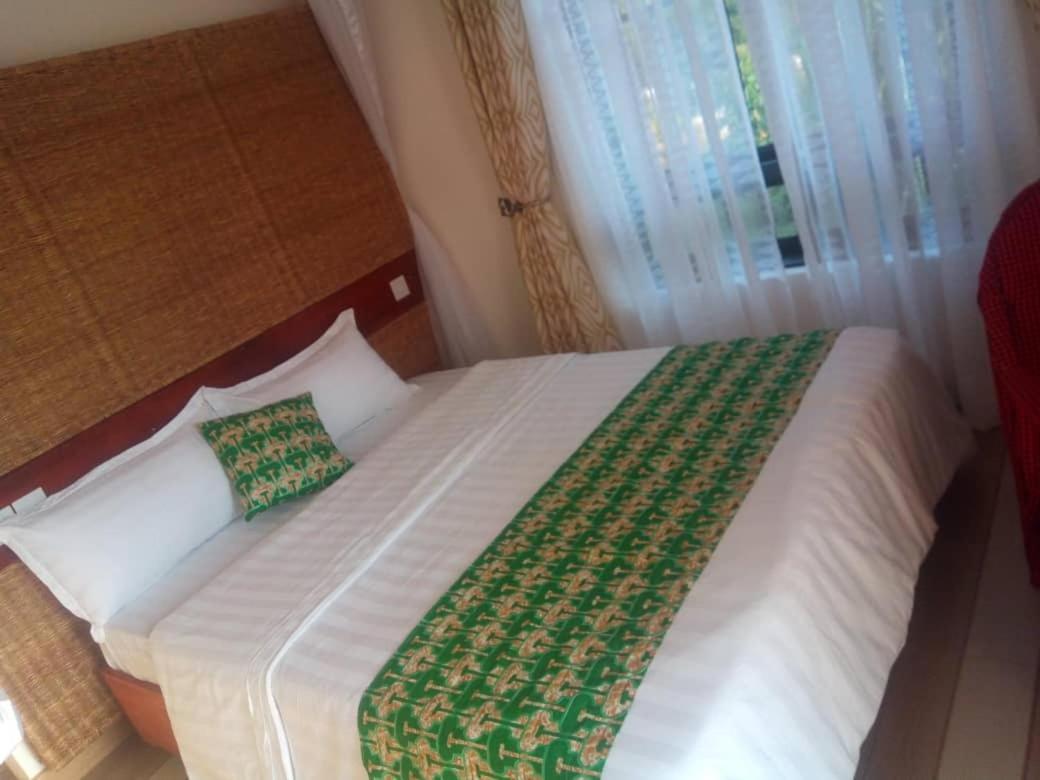 Tooro Fairway Hotel Fort Portal Bagian luar foto